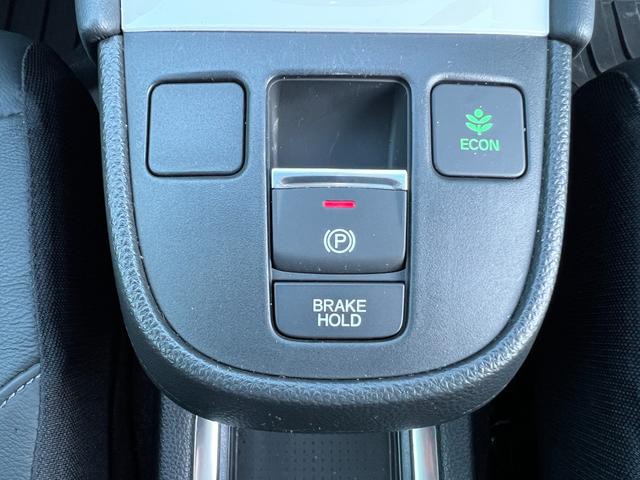 フィット ｅ：ＨＥＶリュクス　誤発進抑制機能　Ｉオーナー　リアカメラ　ＥＴＣ付　ＬＥＤ　シートヒーター　クルーズコントロール　セキュリティアラーム　ＤＶＤ　ＶＳＡ　フルセグ　サイドエアバッグ　スマートキー（6枚目）