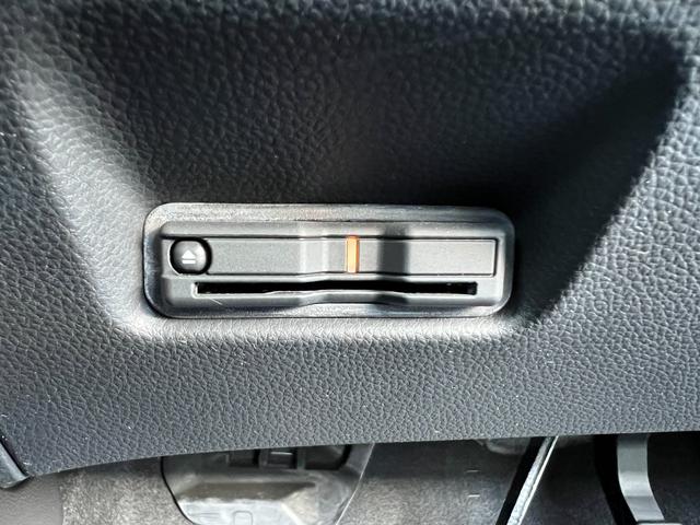 フィット ｅ：ＨＥＶリュクス　誤発進抑制機能　Ｉオーナー　リアカメラ　ＥＴＣ付　ＬＥＤ　シートヒーター　クルーズコントロール　セキュリティアラーム　ＤＶＤ　ＶＳＡ　フルセグ　サイドエアバッグ　スマートキー（7枚目）