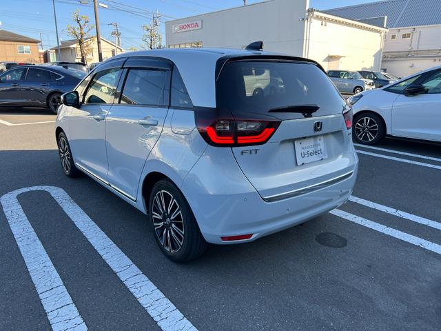 フィット ｅ：ＨＥＶリュクス　誤発進抑制機能　Ｉオーナー　リアカメラ　ＥＴＣ付　ＬＥＤ　シートヒーター　クルーズコントロール　セキュリティアラーム　ＤＶＤ　ＶＳＡ　フルセグ　サイドエアバッグ　スマートキー（17枚目）