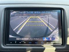 バックでの駐車が苦手な方や運転にあまり自信のない方でも後方の視界をしっかりサポート。安心して車庫入れが出来るバックカメラを装備しています！ 3