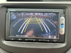 バックでの駐車が苦手な方や運転にあまり自信のない方でも後方の視界をしっかりサポート。安心して車庫入れが出来るバックカメラを装備しています！ 3