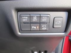 アイドリングストップ、ＬＤＷＳ車線逸脱警報システム、ＴＣＳトラクションコントロール、コーナーセンサーは運転席のスイッチでオンオフが可能です。カメラ映像への切替えや電動リアゲートのスイッチ付きです。 6