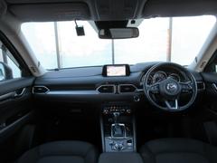 運転席にはフロントガラス照射タイプのアクティブ・ドライビング・ディスプレイを搭載。さらにＴＳＲ交通標識認識システムを装備。 2