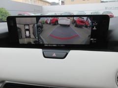 リバースに入れれば自動的にセンターディスプレイにバックカメラの映像を映し出し、バックでの駐車をサポートします 3