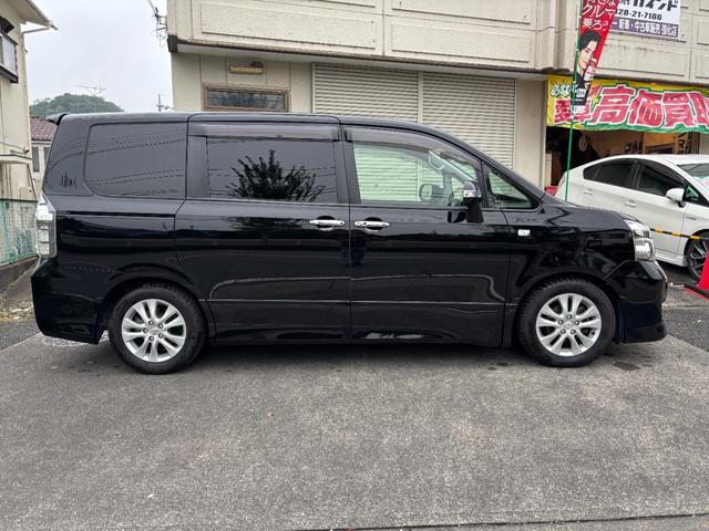 ヴォクシー ZS Gs’ 2オーナー 禁煙 純正ナビ DVD再生 Bluetooth フルTV バックカメラ USB パワースライドドア ETC HIDライト 純正アルミホイール スマートキー Gs’専用インテリア(14枚目)