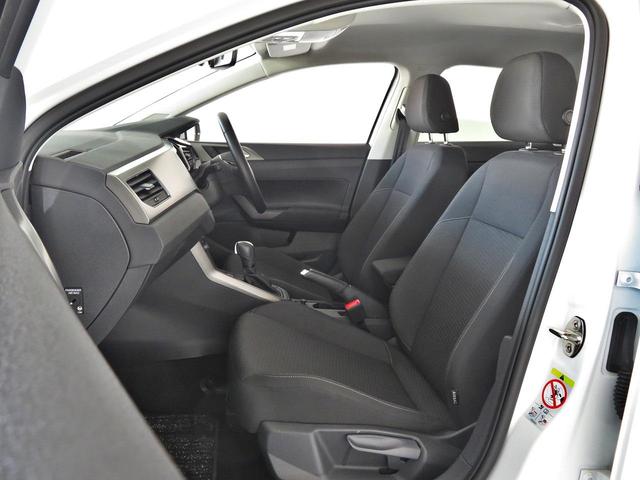 エアコンはフルオートエアコン。運転席側と助手席側で別々の温度設定が可能な２ゾーン式です。