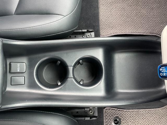 プリウス Ｓツーリングセレクション　禁煙車　メモリナビ　ＴＶ　Ｂｌｕｅｔｏｏｔｈ接続　ＳＤ再生　バックカメラ　ＥＴＣ　Ｗシートヒータ　黒合皮シート　ＬＥＤオートライト　ステアスイッチ　電動コーナーポール　専用ＣＰ付１７インチＡＷ（65枚目）