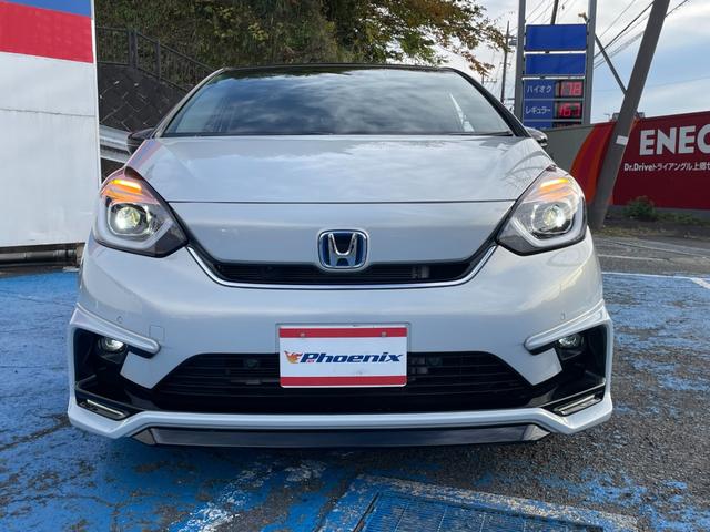 フィット ｅ：ＨＥＶホーム　無限フルエアロ＆ＬＥＤデイライト＆マフラー＆デカールセット　２トーン　コンフォートビューＰＫＧ　純正９インチナビ　バックカメラ　フルセグ　ＤＶＤ　ＢＴ　前後ドラレコ　ＥＴＣ　クリアランスソナー　禁煙車（4枚目）