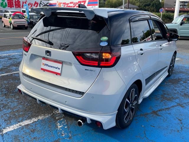 フィット ｅ：ＨＥＶホーム　無限フルエアロ＆ＬＥＤデイライト＆マフラー＆デカールセット　２トーン　コンフォートビューＰＫＧ　純正９インチナビ　バックカメラ　フルセグ　ＤＶＤ　ＢＴ　前後ドラレコ　ＥＴＣ　クリアランスソナー　禁煙車（8枚目）