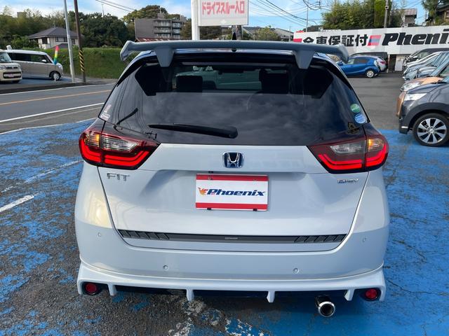 フィット ｅ：ＨＥＶホーム　無限フルエアロ＆ＬＥＤデイライト＆マフラー＆デカールセット　２トーン　コンフォートビューＰＫＧ　純正９インチナビ　バックカメラ　フルセグ　ＤＶＤ　ＢＴ　前後ドラレコ　ＥＴＣ　クリアランスソナー　禁煙車（10枚目）