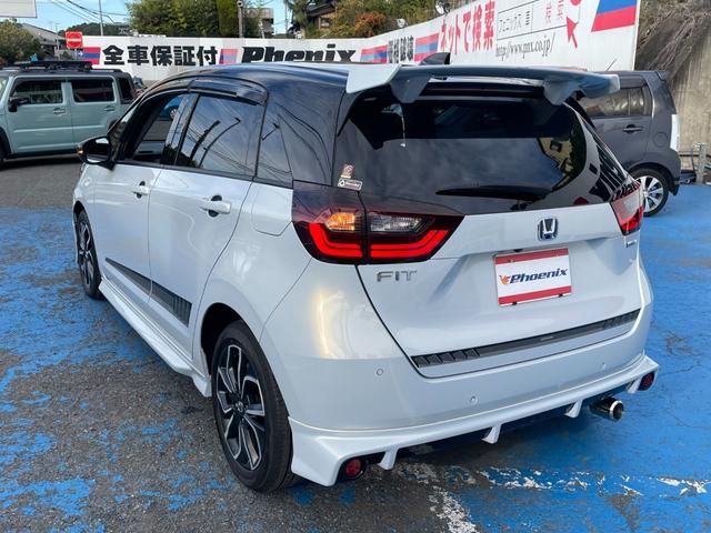 フィット ｅ：ＨＥＶホーム　無限フルエアロ＆ＬＥＤデイライト＆マフラー＆デカールセット　２トーン　コンフォートビューＰＫＧ　純正９インチナビ　バックカメラ　フルセグ　ＤＶＤ　ＢＴ　前後ドラレコ　ＥＴＣ　クリアランスソナー　禁煙車（12枚目）