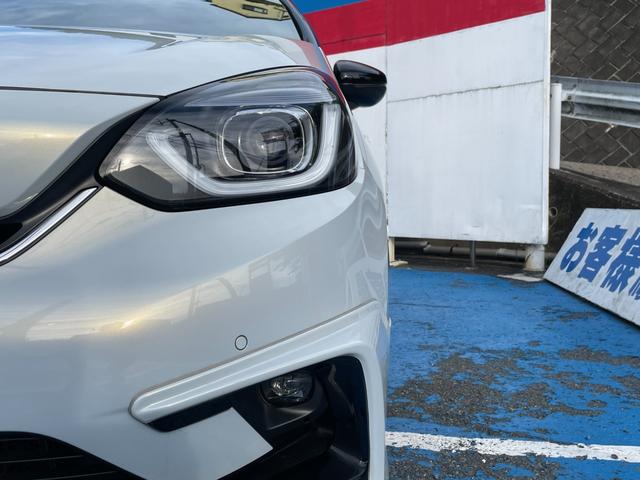 フィット ｅ：ＨＥＶホーム　無限フルエアロ＆ＬＥＤデイライト＆マフラー＆デカールセット　２トーン　コンフォートビューＰＫＧ　純正９インチナビ　バックカメラ　フルセグ　ＤＶＤ　ＢＴ　前後ドラレコ　ＥＴＣ　クリアランスソナー　禁煙車（16枚目）
