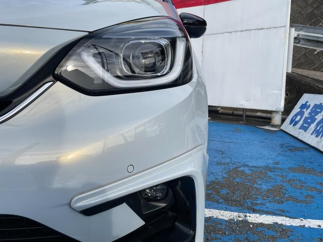 フィット ｅ：ＨＥＶホーム　無限フルエアロ＆ＬＥＤデイライト＆マフラー＆デカールセット　２トーン　コンフォートビューＰＫＧ　純正９インチナビ　バックカメラ　フルセグ　ＤＶＤ　ＢＴ　前後ドラレコ　ＥＴＣ　クリアランスソナー　禁煙車（17枚目）