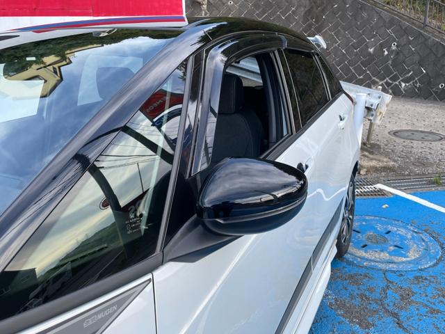 フィット ｅ：ＨＥＶホーム　無限フルエアロ＆ＬＥＤデイライト＆マフラー＆デカールセット　２トーン　コンフォートビューＰＫＧ　純正９インチナビ　バックカメラ　フルセグ　ＤＶＤ　ＢＴ　前後ドラレコ　ＥＴＣ　クリアランスソナー　禁煙車（27枚目）