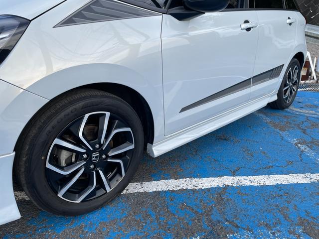 フィット ｅ：ＨＥＶホーム　無限フルエアロ＆ＬＥＤデイライト＆マフラー＆デカールセット　２トーン　コンフォートビューＰＫＧ　純正９インチナビ　バックカメラ　フルセグ　ＤＶＤ　ＢＴ　前後ドラレコ　ＥＴＣ　クリアランスソナー　禁煙車（28枚目）