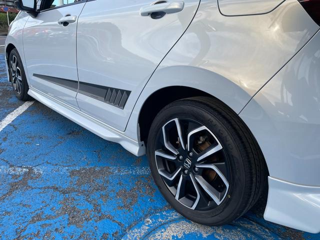 フィット ｅ：ＨＥＶホーム　無限フルエアロ＆ＬＥＤデイライト＆マフラー＆デカールセット　２トーン　コンフォートビューＰＫＧ　純正９インチナビ　バックカメラ　フルセグ　ＤＶＤ　ＢＴ　前後ドラレコ　ＥＴＣ　クリアランスソナー　禁煙車（29枚目）