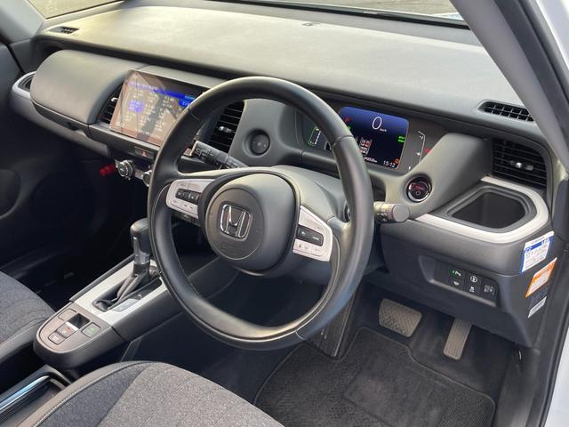 フィット ｅ：ＨＥＶホーム　無限フルエアロ＆ＬＥＤデイライト＆マフラー＆デカールセット　２トーン　コンフォートビューＰＫＧ　純正９インチナビ　バックカメラ　フルセグ　ＤＶＤ　ＢＴ　前後ドラレコ　ＥＴＣ　クリアランスソナー　禁煙車（44枚目）