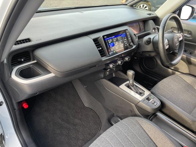 フィット ｅ：ＨＥＶホーム　無限フルエアロ＆ＬＥＤデイライト＆マフラー＆デカールセット　２トーン　コンフォートビューＰＫＧ　純正９インチナビ　バックカメラ　フルセグ　ＤＶＤ　ＢＴ　前後ドラレコ　ＥＴＣ　クリアランスソナー　禁煙車（47枚目）