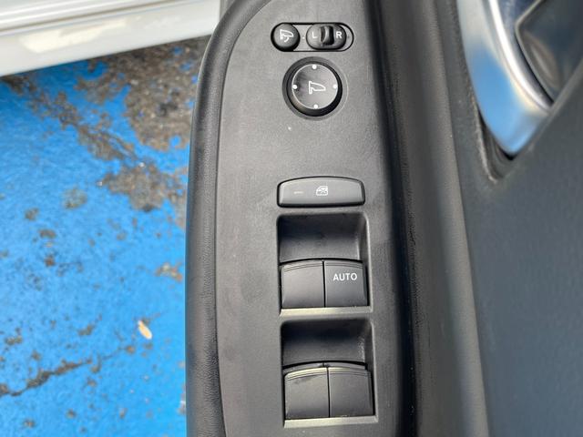 フィット ｅ：ＨＥＶホーム　無限フルエアロ＆ＬＥＤデイライト＆マフラー＆デカールセット　２トーン　コンフォートビューＰＫＧ　純正９インチナビ　バックカメラ　フルセグ　ＤＶＤ　ＢＴ　前後ドラレコ　ＥＴＣ　クリアランスソナー　禁煙車（57枚目）