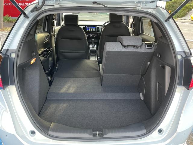 フィット ｅ：ＨＥＶホーム　無限フルエアロ＆ＬＥＤデイライト＆マフラー＆デカールセット　２トーン　コンフォートビューＰＫＧ　純正９インチナビ　バックカメラ　フルセグ　ＤＶＤ　ＢＴ　前後ドラレコ　ＥＴＣ　クリアランスソナー　禁煙車（78枚目）