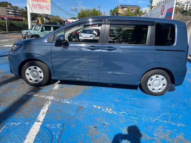 フリード ｅ：ＨＥＶエアー　ホンダセンシング　１１．４型ナビ　フルセグＴＶ　Ｂｌｕｅｔｏｏｔｈ接続　バックカメラ　前後ドラレコ　ＥＴＣ２．０　Ｐソナー　ＬＥＤオートライト　ステアスイッチ　両側電動スライドドア　ＣＭＢＳ　ＬＫＡＳ（14枚目）