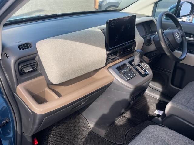 フリード ｅ：ＨＥＶエアー　ホンダセンシング　１１．４型ナビ　フルセグＴＶ　Ｂｌｕｅｔｏｏｔｈ接続　バックカメラ　前後ドラレコ　ＥＴＣ２．０　Ｐソナー　ＬＥＤオートライト　ステアスイッチ　両側電動スライドドア　ＣＭＢＳ　ＬＫＡＳ（45枚目）