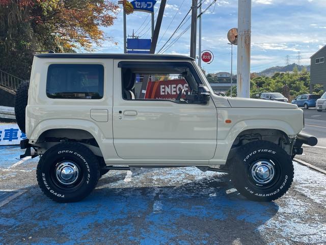 ジムニー ＸＣ　モンスターファーム２インチＵＰ足＆トレーティングアーム　オートルビーズ前後バンパー＆グリル＆リアステップ　ＤＥＥＮクロスカントリー＆オープンカントリーＲ／Ｔ５本付　５次元マフラー　純正８型ナビＢカメラ（8枚目）