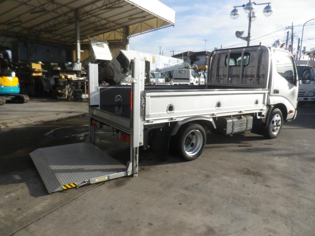 デュトロ 　２トン平ボディ　パワーゲート　ジャストロー　新明和８００キロ型垂直ゲート　荷台床鉄板張りプリクラッシュセーフティ　レーンキープ　スマートキー　左側電格ミラー　社外ナビ　フルセグＴＶ　ＥＴＣ２．０（9枚目）