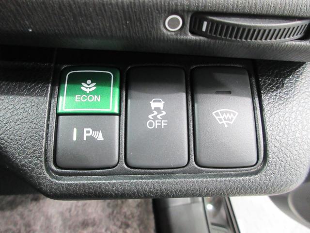 オデッセイ ＭＸ・エアロパッケージ　純正ＨＤＤナビ　ディスチャージヘッドライト　リヤカメラ　フロントコーナーセンサー　純正アルミホイール　スマートキー　ミュージックラック　ＶＳＡ　ＵＳＢ　ＥＴＣ　禁煙車　７人乗り（17枚目）