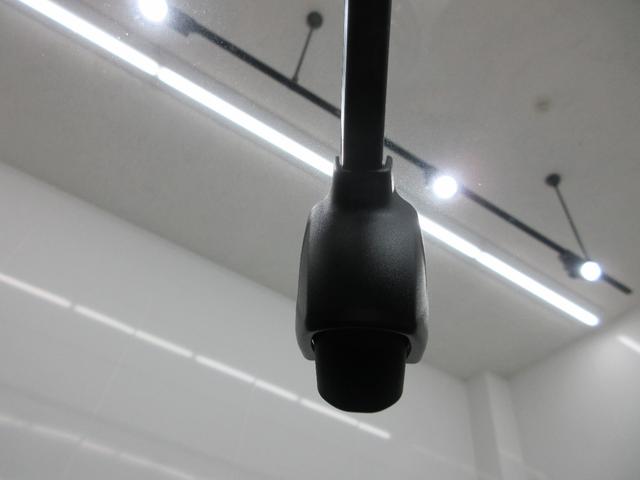 フィット ｅ：ＨＥＶベーシック　純正ギャザズ９インチコネクトナビ　純正前後ドライブレコーダー　サイドエアバッグ　ＬＥＤヘッドライト　リヤカメラ　パーキングセンサー　ブルートゥース　禁煙車（4枚目）