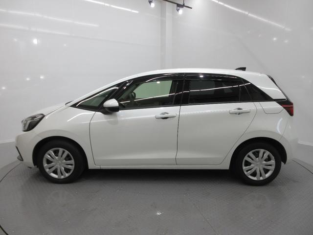 フィット ｅ：ＨＥＶベーシック　純正ギャザズ９インチコネクトナビ　純正前後ドライブレコーダー　サイドエアバッグ　ＬＥＤヘッドライト　リヤカメラ　パーキングセンサー　ブルートゥース　禁煙車（7枚目）