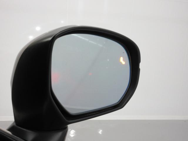 �u���C���h�X�|�b�g�C���t�H���[�V�����𑕔����Ă��܂��B���s���A�΂ߌ��Ɏԗ��̑��݂����m����ƁA���̕����̃h�A�~���[���ʏ�Ƀ}�[�N��\�������m�点���܂��B