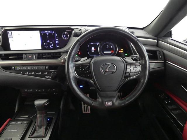 乗る人の気持ちをときめかせる上質な室内空間になっています。