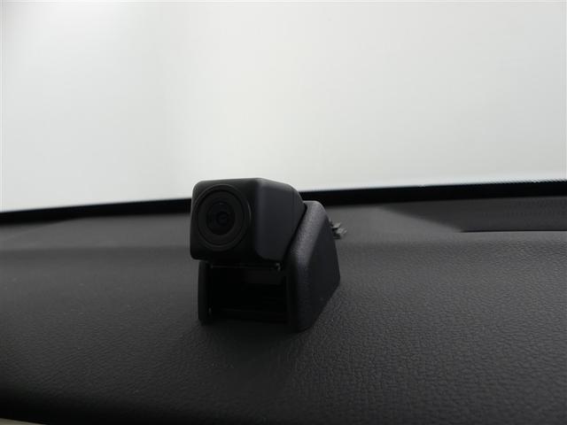ダッシュボードに設置されたカメラは、後方を含めた車両周辺を映し出す周辺環境録画カメラです。