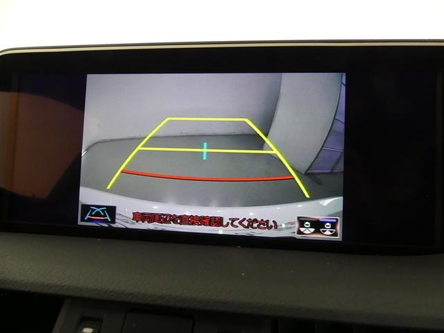 バックガイドモニター付き。車両後方の映像をナビ画面に表示し、駐車などの後退操作をサポートします。