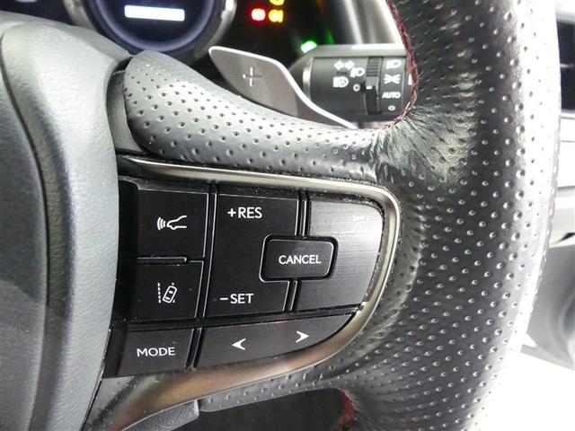 ステアリングスイッチでクルーズコントロール機能の操作ができます。長距離の高速走行時の疲労軽減や燃費に役立ちます。