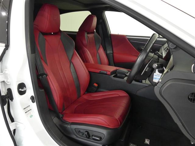 合成皮革仕様のシートは、高級感がありますね。ぜひ、触れて、座ってその感触を感じてください。