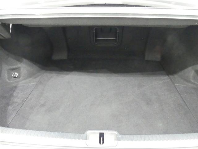 開口部の広いラッゲージスペース。スーツケースや旅行カバン、ゴルフバックなどの荷物も楽々積み込めます。