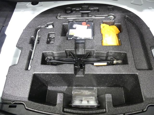 最近はパンク修理キットが標準ですね。タイヤの無い分軽量化と収納スペース確保できますね。