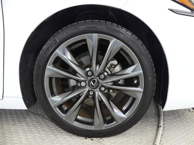 １９インチ純正アルミホイール装着です。路面に力を伝えるホイール部分は、特に目立ちますよね。おしゃれは、足元からですね。