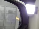 ブラインドスポットモニター装備。隣車線を走る車両を検知。ドアミラーでは確認しにくい後、側方エリアに存在する車両や急接近してくる車両も検知しドアミラーに搭載されたLEDインジケーターが点灯します。