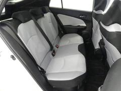 【リヤシート（アームレスト付き）】左右の座席にはＩＳＯＦＩＸ対応チャイルドシート固定専用バー付き。　中央の座席の背もたれにアームレストが格納されています。 6