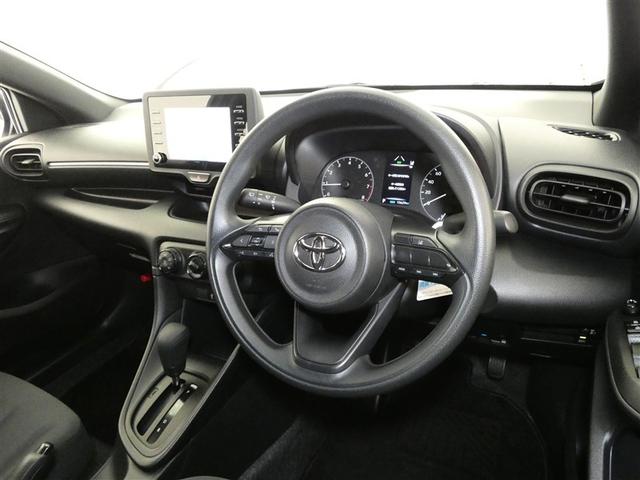ヤリス Ｘ　ドラレコ　ミュージックプレイヤー接続可　展示・試乗車　記録簿　キーレス　盗難防止装置　メモリーナビ　フルセグ（3枚目）