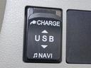 充電用USB端子付き。スマートフォンなどの充電に便利です。