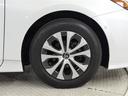 純正15インチのアルミホイールは、やっぱり車にピッタリマッチするデザインですね。