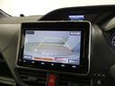 バックガイドモニター付き。車両後方の映像をナビ画面に表示し、駐車などの後退操作をサポートします。