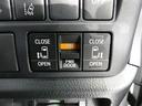 電動スライドドアのスイッチで車内からもスライドドアの開閉ができます。イージークローザー機能で半ドアになることも防止してくれます。