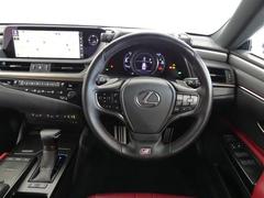 ドライバーを包み込むようなデザイン。運転していて安心感、高級感を感じられるコックピットです。 5