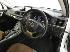 しっかりまとまった感のあるインパネ。各スイッチ類も使いやすい位置に配置されています。 3