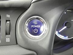 【プッシュスタート】スマートキーを携帯して、ブレーキを踏みながらスタートスイッチを押すだけでエンジンがかけられます。 6